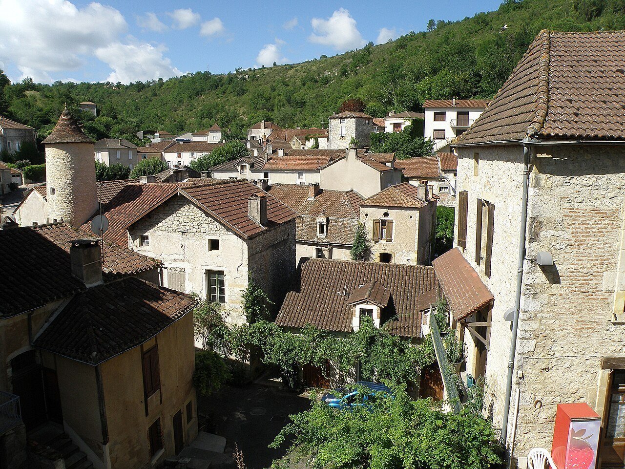 Toiture en tuiles et habitat du sud de la France — photographie d’illustration