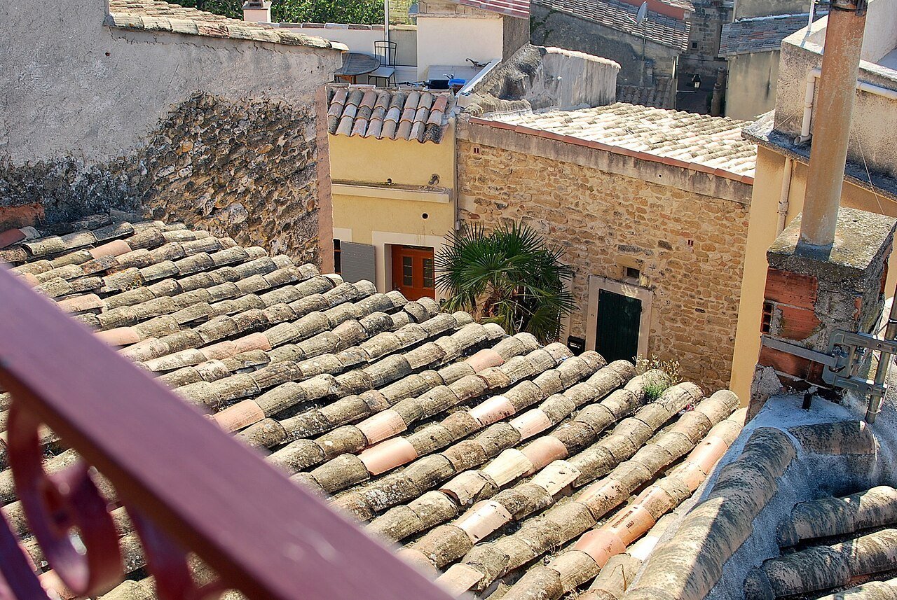 Détail de toiture traditionnelle en tuiles — photographie d’illustration
