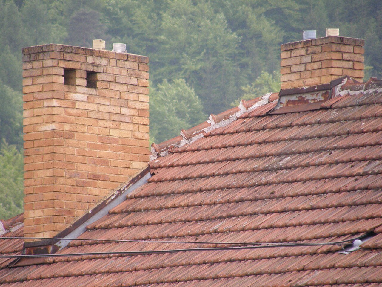 souches de cheminée sur toiture — photographie d’illustration