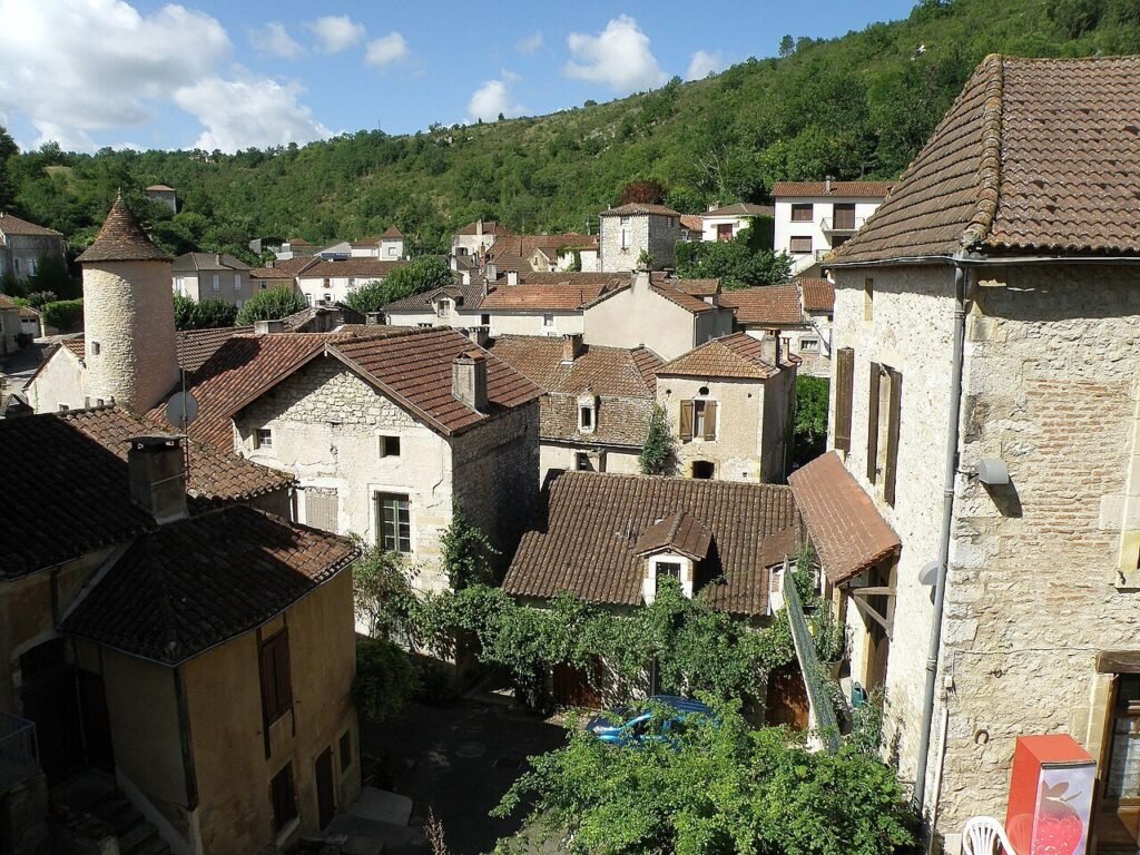Toiture en tuiles et habitat du sud de la France — photographie d’illustration
